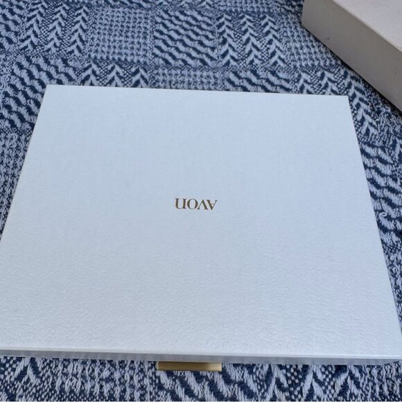 Vintage Avon Elegant white Jewelry Case with Gold Accents - Picture 6 of 6